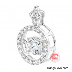 Bao quanh viên đá là vòng đá sáng trong, tựa những vệt sao hội tụ thành quầng hào quang thanh khiết. 