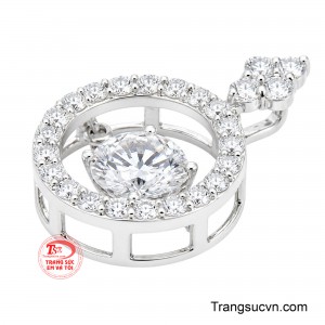 Khi hiện diện trên cổ người đeo, Ánh Sao Viên Mãn tạo nên nét sang trọng tinh tế, không phô trương nhưng đủ sức thu hút mọi ánh nhìn. 