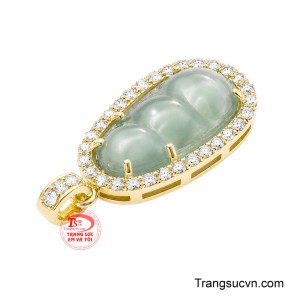 Phần viền vàng kết hợp những viên đá sáng lấp lánh tạo nên khung bao quanh như một vòng hào quang, vừa tôn sắc ngọc vừa tăng vẻ sang trọng cho tổng thể. 
