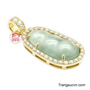Viên ngọc mang sắc xanh dịu mắt tượng trưng cho sự cân bằng, bình an và nguồn năng lượng tươi mới.