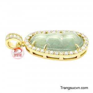 Trong khi lớp vàng bao bọc mang ý nghĩa nâng niu, gìn giữ tài lộc và giá trị bền lâu. 