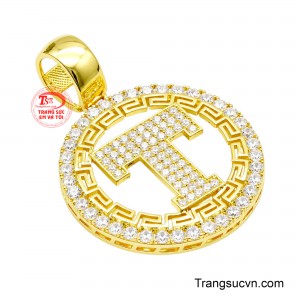 Trung tâm mặt dây là chữ T cách điệu được nạm kín những viên đá cz lấp lánh, tạo điểm nhấn mạnh mẽ và hiện đại. 