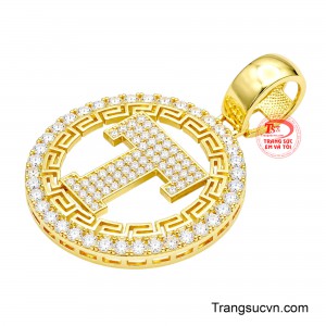 Viền ngoài được đính đá giúp tổng thể bắt sáng rực rỡ ở mọi góc nhìn.