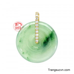 Mặt Dây Đồng Điếu Minh Châu nổi bật với dáng đồng điếu tròn đầy, mang sắc xanh ngọc dịu nhẹ cùng những mảng vân lục tự nhiên tạo nên vẻ đẹp thanh tao và độc bản. 