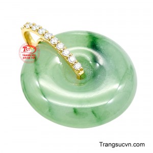 Bề mặt ngọc được mài bóng mượt, giúp các vòng vân đồng tâm hiện lên mềm mại như những gợn sóng lan tỏa. 