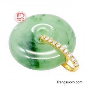 Điểm nhấn trên mặt dây là phần móc vàng, được đính những viên đá sáng trong, tạo hiệu ứng lấp lánh sang trọng. 