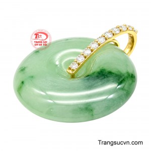 Sự kết hợp giữa sắc xanh thanh khiết của ngọc và ánh vàng rực rỡ mang đến tổng thể hài hòa, tinh tế mà vẫn nổi bật. 