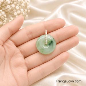 Mặt dây gợi hình ảnh viên ngọc quý sáng trong, biểu trưng cho giá trị, may mắn và vẻ đẹp trường tồn. 
