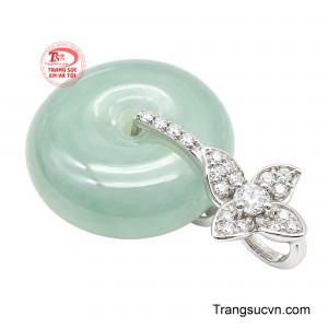 Điểm nhấn phía trên là họa tiết bốn cánh mềm mại, tựa đóa hoa đang nở, ôm lấy viên đá trung tâm đầy nổi bật.