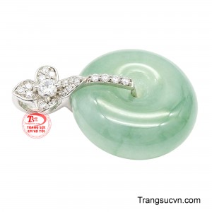 Dải đá sáng làm tổng thể trở nên thanh thoát và sang trọng. 