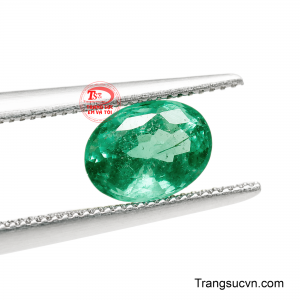 Ngọc Lục Bảo Thịnh Vượng mang sắc xanh của sinh khí, dáng oval của vẻ đẹp viên mãn, biểu tượng cho hành trình hướng đến thành công và phồn vinh.
