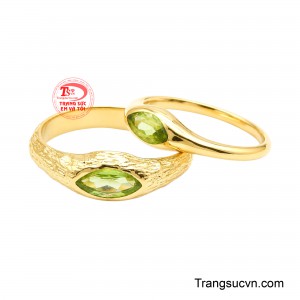 Nhẫn Cưới Peridot Hỷ Nguyện là sự kết hợp hài hòa giữa hai thiết kế, cùng điểm nhấn Peridot xanh lục dáng đầy tươi sáng.
