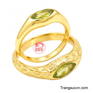 Chiếc còn lại sở hữu bề mặt vàng tạo vân độc đáo, gợi liên tưởng đến những dấu ấn tự nhiên và bền vững. 