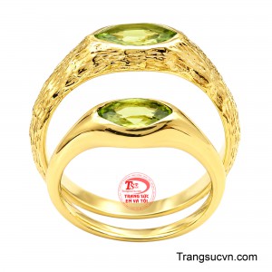 Sắc xanh phớt vàng trong trẻo của Peridot tạo điểm nhấn đồng điệu, tượng trưng cho sức sống, sự khởi đầu và niềm hy vọng. 