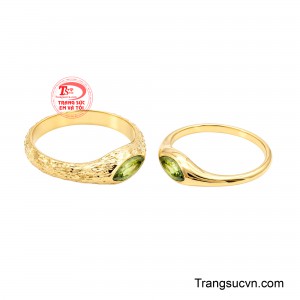 Cặp nhẫn như lời nguyện ước về niềm vui, sự đồng hành và những điều tốt đẹp trong đời sống hôn nhân.
