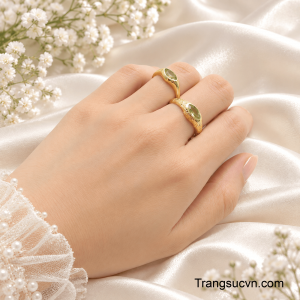 Kiểu dáng trang nhã, dễ đeo hằng ngày nhưng vẫn giữ được dấu ấn riêng của một cặp nhẫn cưới.v