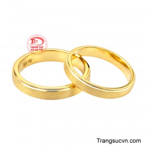 Nhẫn Cưới Tâm Giao mang vẻ đẹp tối giản nhưng đầy tinh tế, tượng trưng cho sự đồng điệu và gắn kết của hai người.