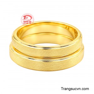 Bề mặt nhẫn kết hợp giữa phần vàng bóng sáng và dải vàng nhám mờ, tạo hiệu ứng tương phản nhẹ nhàng mà sang trọng.