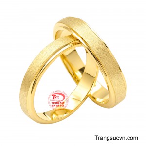 Kiểu dáng bản vừa, đường nét tròn mềm mại mang đến cảm giác chắc chắn nhưng vẫn thanh lịch khi đeo hằng ngày.
