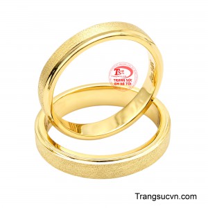 Hai chiếc nhẫn có thiết kế tương đồng, như hai cá thể riêng biệt cùng hòa vào một tổng thể hài hòa. 