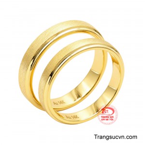 Cặp nhẫn cưới gợi lên sự đồng điệu trong tâm hồn, thấu hiểu và sẻ chia giữa hai người đồng hành. 