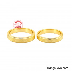 Thiết kế không cầu kỳ nhưng có điểm nhấn vừa đủ, phù hợp với những cặp đôi yêu thích phong cách hiện đại, thanh lịch và bền vững theo thời gian.