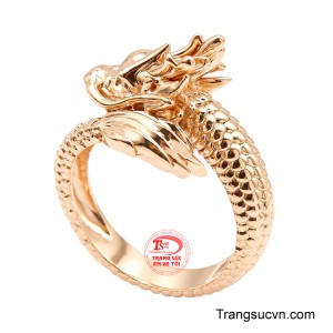 Từng đường nét của đầu rồng được chạm tác sắc sảo, từ thần thái mạnh mẽ.