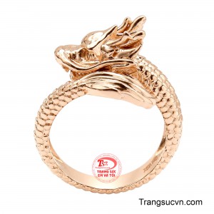 Cặp sừng vươn cao đến những lớp vảy nối tiếp mềm mại, tạo nên một tổng thể vừa sống động vừa giàu chiều sâu.