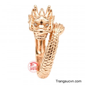 Sắc vàng hồng ấm áp phủ trên những đường cong bóng sáng, khéo léo bắt lấy ánh sáng và làm nổi bật vẻ quý phái của tác phẩm. 