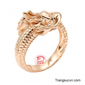 Thân nhẫn uốn mình như một linh long đang chuyển động, mang đến cảm giác mạnh mẽ nhưng không nặng nề, uy quyền mà vẫn thanh lịch. 