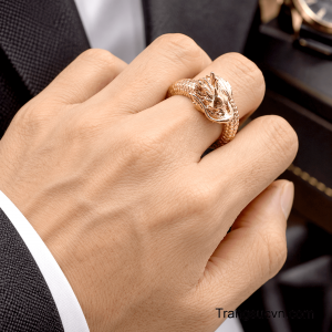 Một thiết kế dành cho người đàn ông biết khẳng định vị thế bằng vẻ đẹp tinh tế, mạnh mẽ và đầy khí chất.