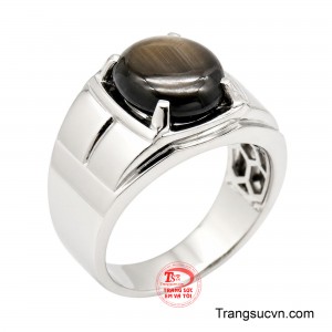 Nhẫn Nam Sapphire Uy Phong gây ấn tượng bởi dáng vẻ mạnh mẽ, chắc chắn và đầy khí chất của một thiết kế dành riêng cho phái mạnh. 