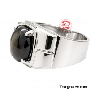 Tông màu đen huyền bí của sapphire gợi liên tưởng đến sự điềm tĩnh, bản lĩnh và nội lực mạnh mẽ.