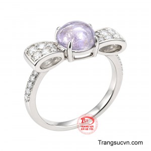 Nhẫn Nữ Lam Tinh Kiều Diễm mang vẻ đẹp thanh tao và đầy cuốn hút với tâm điểm là viên thạch anh mang sắc tím dịu dàng, được chế tác dạng cabochon bo tròn mềm mại. 