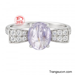 Sắc tím trong trẻo của thạch anh nổi bật trên nền kim loại sáng, gợi cảm giác như một vì tinh tú được nâng niu.