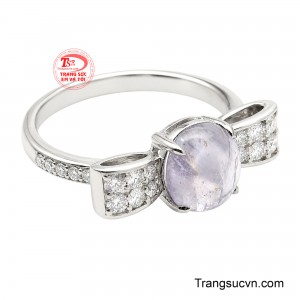 Thiết kế đai nhẫn thanh mảnh đính những viên đá moissanite lấp lánh, họa tiết đối xứng tựa chiếc nơ xinh, tạo nên tổng thể cân bằng và duyên dáng. 
