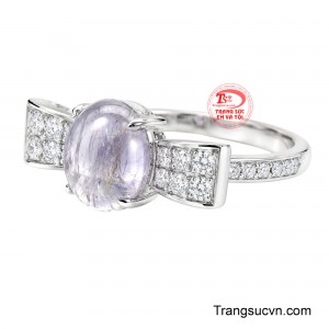 Trong quan niệm phong thủy, thạch anh tím thường được xem là biểu tượng của sự bình an, thanh tịnh và nguồn năng lượng tích cực, đồng thời gắn với trí tuệ và sự sáng suốt. 