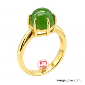 Nhẫn Nữ Ngọc Bích Minh Châu nổi bật với viên ngọc bích xanh lục thanh khiết, mang vẻ đẹp mềm mại, sâu lắng và đầy cuốn hút. 
