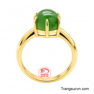Viên đá được đặt trên ổ chấu vàng tinh xảo, tạo cảm giác như một viên minh châu xanh quý giá được nâng niu giữa sắc vàng rực rỡ. 