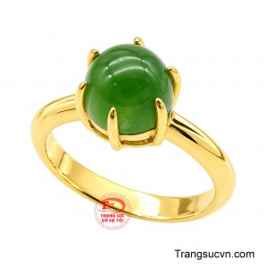 Thân nhẫn tròn thanh thoát với những đường cong mềm mại, tôn lên vẻ nữ tính và sang trọng khi đeo trên tay. 