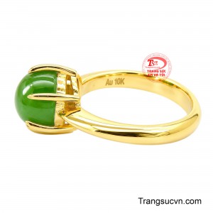 Sự hòa quyện giữa sắc xanh ngọc bích và ánh vàng quý phái tạo nên tổng thể vừa cổ điển vừa thời thượng. 