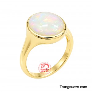 Nhẫn Nữ Opal Kiều Diễm nổi bật với viên Opal trắng dáng oval cabochon, mang vẻ đẹp mềm mại, thanh khiết và đầy mê hoặc. 