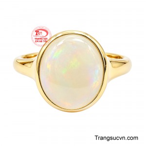 Bề mặt đá trong mờ tự nhiên, phản chiếu những dải sắc màu ánh lửa, tạo hiệu ứng lung linh thay đổi theo góc nhìn. 