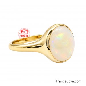 Viền vàng ôm trọn viên đá, tôn lên vẻ sáng trong và làm tổng thể chiếc nhẫn thêm sang trọng.