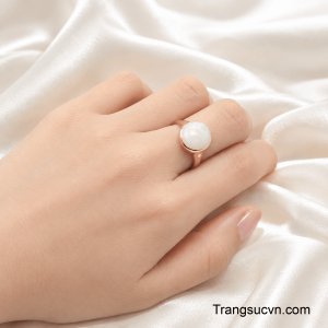 Opal cũng thường được yêu thích trong trang sức phong thủy như một biểu tượng gắn với cảm hứng, cảm xúc và nguồn năng lượng tích cực.