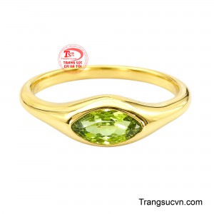 Sắc xanh lục phớt vàng của Peridot hòa quyện cùng ánh vàng ấm áp tạo cảm giác tươi sáng, sang trọng và đầy sức sống.