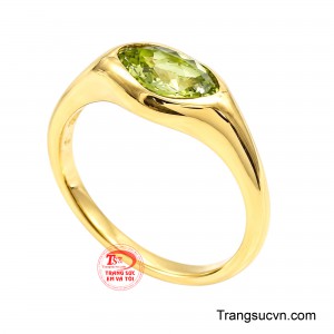 Thiết kế ổ đá ôm gọn viên Peridot, kết hợp cùng thân nhẫn vàng trơn với những đường cong mềm mại, tôn lên vẻ thanh lịch của tổng thể. 