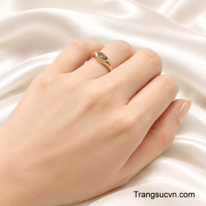 Trong quan niệm phong thủy, Peridot thường được gắn với nguồn năng lượng tích cực, sự cân bằng và cảm giác bình an.