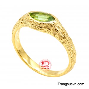 Phần đai nhẫn được tạo hình với bề mặt chạm khắc nhẫu nhiên như những vệt chuyển động của gió, tạo điểm nhấn độc đáo và giàu tính nghệ thuật. 