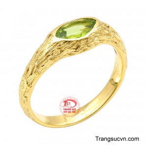 Nhẫn Nữ Peridot Thanh Vũ mang vẻ đẹp thanh lịch nổi bật bởi sắc xanh vàng trong trẻo và nguồn sáng tự nhiên đầy sức sống.
